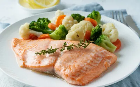 Łosoś z parowanymi warzywami: brokułami, kalafiorem i marchewką. Idealne danie na dietę GAPS.