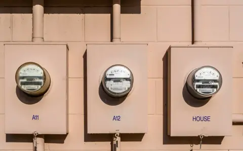 Trzy liczniki energii elektrycznej na ścianie. Czy to kara za włączenie fotowoltaiki?