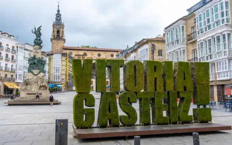 Letras gigantes cubiertas de musgo en Vitoria-Gasteiz, un punto de partida ideal para descubrir pueblos bonitos cerca de Vitoria.