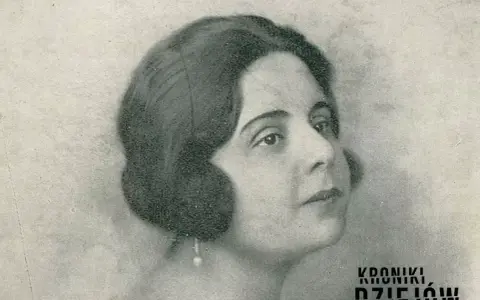 Portret kobiety z lat 20. XX wieku, z charakterystyczną fryzurą i kolczykiem. Jej życie prywatne budziło zainteresowanie.
