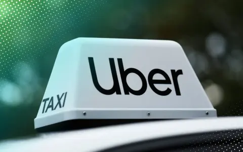 Uber Taxi-Schild auf einem Auto. Informiere dich, wie du Uber Fahrer wirst und starte deine Karriere.