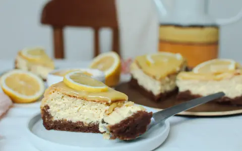 Tranches de cheesecake au citron, garnies d'une tranche de citron frais. Parfait pour une recette coulis de citron pour cheesecake.