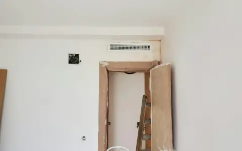 Reforma en curso. Ventilación de aire acondicionado con preinstalación hecha, lista para el confort. Escalera y puerta protegidas.