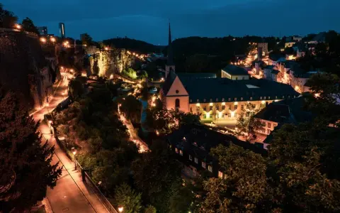 Luksemburg: Co warto kupić? Od Crémant po tanie paliwo!