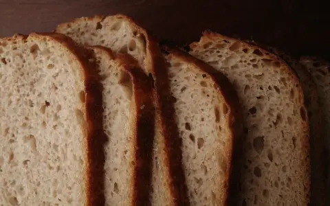 Kromki pysznego, domowego chleba ig. Widoczne pęcherzyki powietrza w miękiszu i chrupiąca skórka.