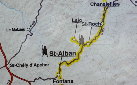 Carte détaillée du GR 65 Chemin de Compostelle : Le Malzieu, St-Alban, Fontans. Un pèlerin silhouette sur la route.