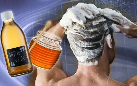 Une personne se lave les cheveux savonneux. À côté, une bouteille de vinaigre de cidre et un pot de miel, pour éclaircir cheveux naturellement.