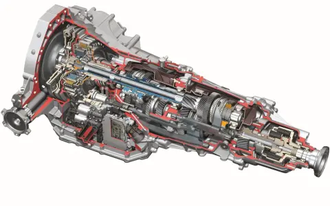 Przekrój skrzyni S tronic z widocznymi kołami zębatymi, wałkami i elementami hydraulicznymi.