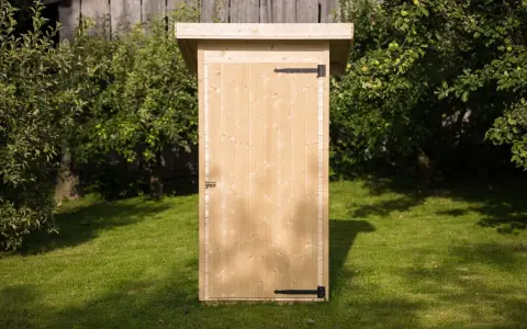 Drewniane wc na działce, idealne do ogrodu. Poznaj jego wymiary i ciesz się komfortem.