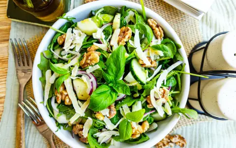Frischer Salat mit Walnüssen und Parmesan – perfekt für das leichte **Essen bei Hitze**.
