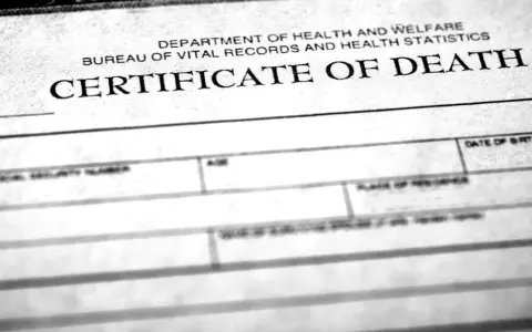 Fragment dokumentu "CERTIFICATE OF DEATH" - oficjalny dokument, który potwierdza, jak lekarz stwierdza zgon.