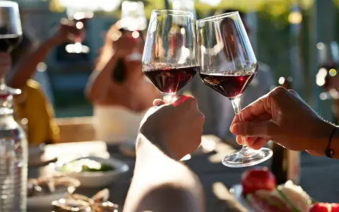 Wino na wesele: Ile butelek kupić? Gotowe kalkulacje krok po kroku