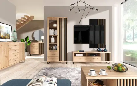 Nowoczesny salon z drewnianymi meblami, telewizorem i schodami.