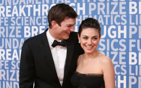 Ashton Kutcher i Mila Kunis, niczym dwa skorpiony, błyszczą na czerwonym dywanie.