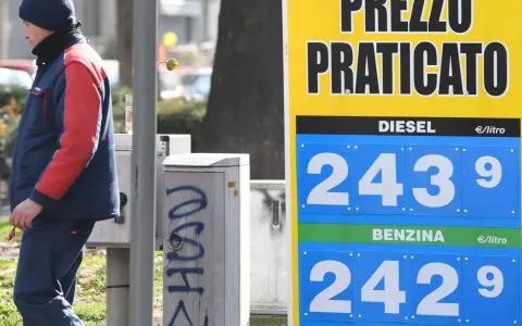 Prezzo praticato per benzina e diesel, con la benzina accise che mostra un prezzo di 2,429 €/litro.