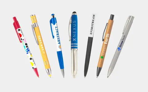 Bolígrafos de varios colores y diseños, ideales para aprender como personalizar bolígrafos con logos.