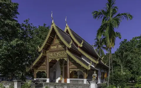 Złocone zdobienia świątyni w Chiang Mai, otoczonej bujną zielenią, to jedna z pięknych atrakcji miasta.