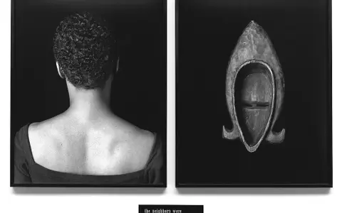 Lorna Simpson, dos portraits en noir et blanc : la nuque d'une femme et un masque africain.