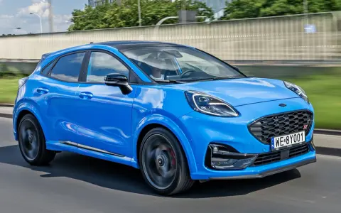 Niebieski Ford Puma ST w ruchu. Sprawdź atrakcyjną ford puma cena i wybierz swój wymarzony model.