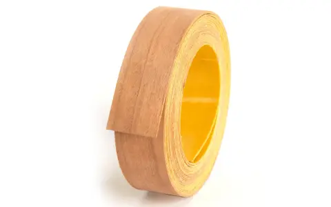 Rollo de cinta de cantear de madera con reverso amarillo, listo para embellecer muebles.