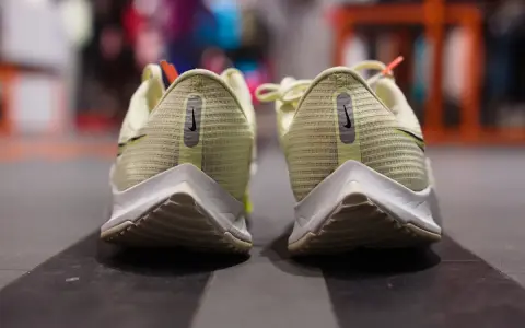 Para biegowych butów Nike, z widocznym ścieraniem butów po zewnętrznej stronie, gotowych na kolejne wyzwania.