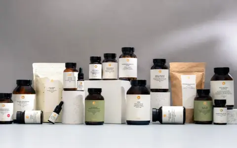 Vielfalt an Nahrungsergänzungsmitteln, darunter Vitamin C. Wann Vitamin C einnehmen? Am besten morgens oder zu den Mahlzeiten für optimale Aufnahme.