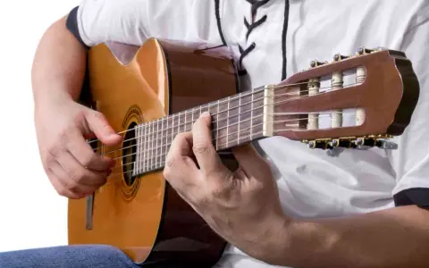 Akordy na gitarze dla początkujących: Zagraj pierwszą piosenkę!