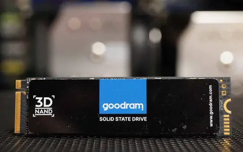 Dysk SSD Goodram z technologią 3D NAND, zapewniający długą żywotność i szybkie działanie.