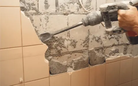 Skuwanie płytek: Poradnik DIY. Zrób to sam i oszczędź na remoncie!