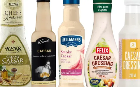 Flera flaskor med caesarsallad dressing, inklusive Ken's, Hellmann's och Felix.