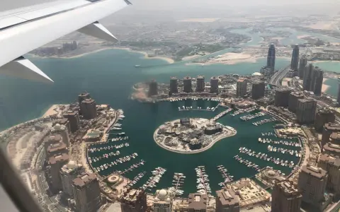 Lot do Dubaju: Ile trwa z Polski? Czas, przesiadki, co wpływa?