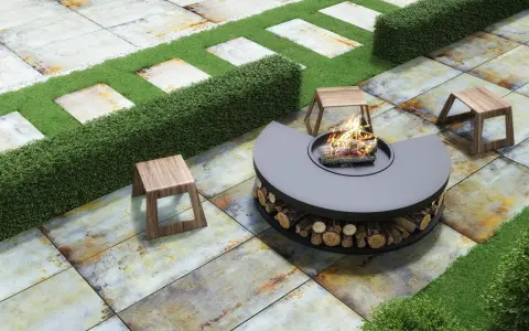 Modernos suelos para patios exteriores con hoguera central, asientos de madera y césped artificial.
