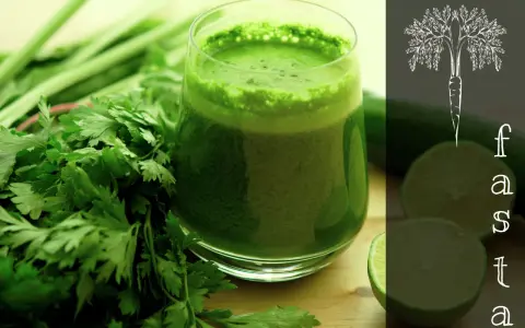 Grönt juiceglas med persilja och lime. Perfekt för dig som vill testa fasta varannan dag och ge kroppen en hälsokick.