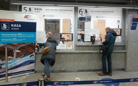 Kasa PKP Intercity w Poznaniu, gdzie kupisz bilety na pociąg do Warszawy. Ludzie stoją w kolejce do okienka.