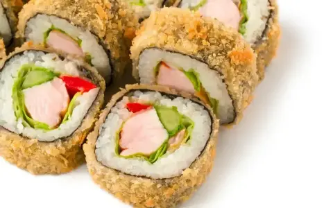 Chrupiące rolki sushi z kurczakiem, sałatą, ogórkiem i czerwoną papryką.