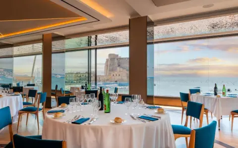 Hotel Royal Continental Napoli: Piscina sul tetto e vista mozzafiato