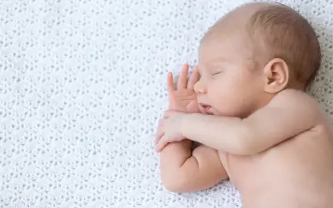 Kiedy dziecko słyszy głosy z zewnątrz? Odkryj etapy rozwoju słuchu