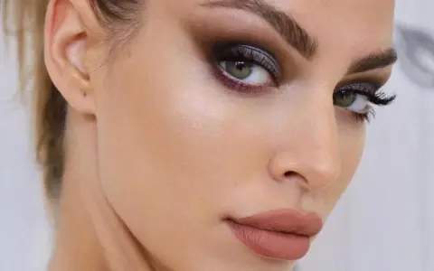 Tutorial de como pintarse los ojos para que se vean mas grandes con ahumado oscuro y labios nude.