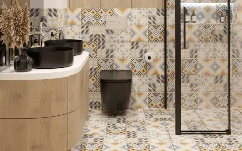 Nowoczesna łazienka w stylu hiszpańskim z czarnymi umywalkami, drewnianą szafką i kolorowymi geometrycznymi płytkami.