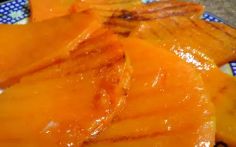 Rebanadas de calabaza a la plancha, doradas y jugosas, con marcas de parrilla.