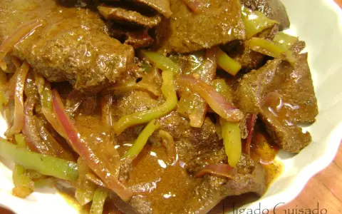 Sabroso hígado encebollado con pimientos verdes y cebolla morada en una salsa rica. Un plato casero reconfortante.