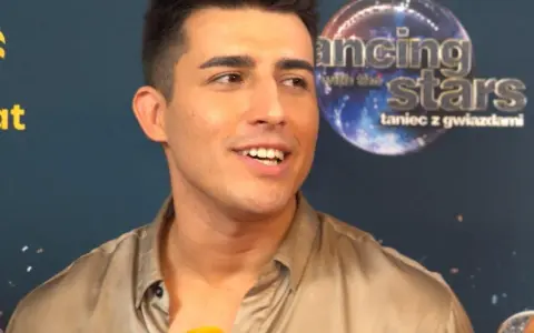 Filip Lato, w letniej stylizacji, udziela wywiadu. W tle logo "Dancing with the Stars".