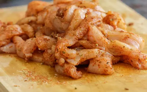Tiras de pollo crudo sazonadas, listas para preparar unas deliciosas fajitas de pollo.