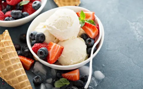 Pyszne lody bez mleka z malinami, borówkami i truskawkami. Idealne na letnie orzeźwienie.