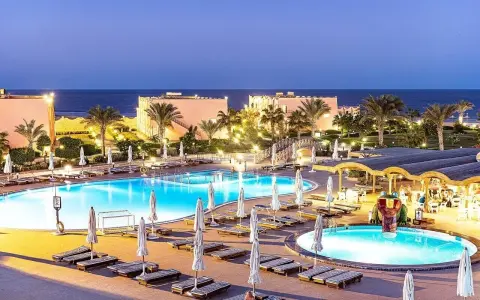 Piękny resort nad morzem, baseny, palmy, idealne miejsce na wakacje. Three corners happy life beach resort opinie potwierdzają jego urok.