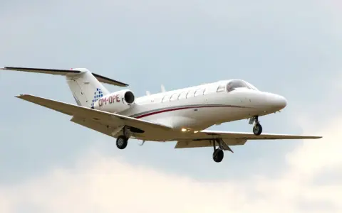Ein kleiner Jet mit der Kennung OM-OPE hebt vom Boden ab.