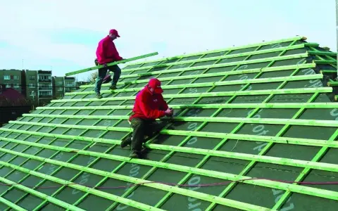 Jakie łaty pod dachówkę? Kluczowe wymiary i materiały do wyboru