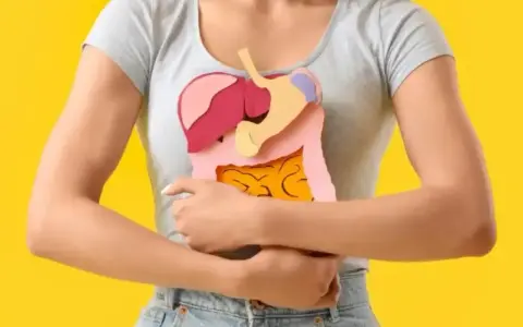 Model przedstawia wycięty z papieru układ trawienny, symbolizujący potencjalne choroby jelit.