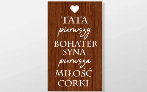 Drewniana tabliczka z napisem: TATA pierwszy bohater syna, pierwsza miłość córki. Serce nad napisem.