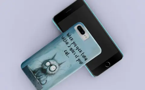 Śmieszne etui na telefon z kotem, który reaguje na zapach tuńczyka.